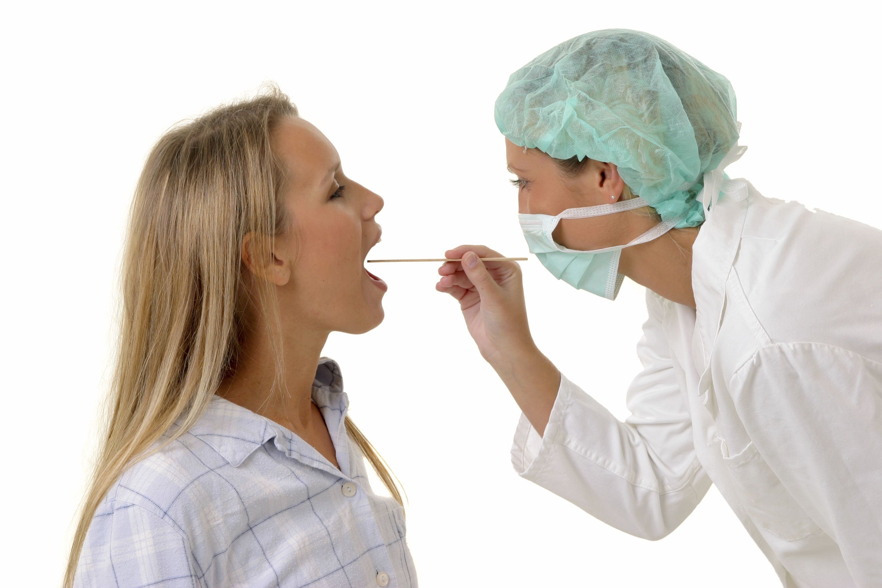 Врач по полости рта. Мазок из ротовой полости. Медицинская сестра горло. Взятие мазка из зева у пациента.