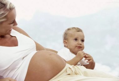 можно ли кормить грудью при беременности